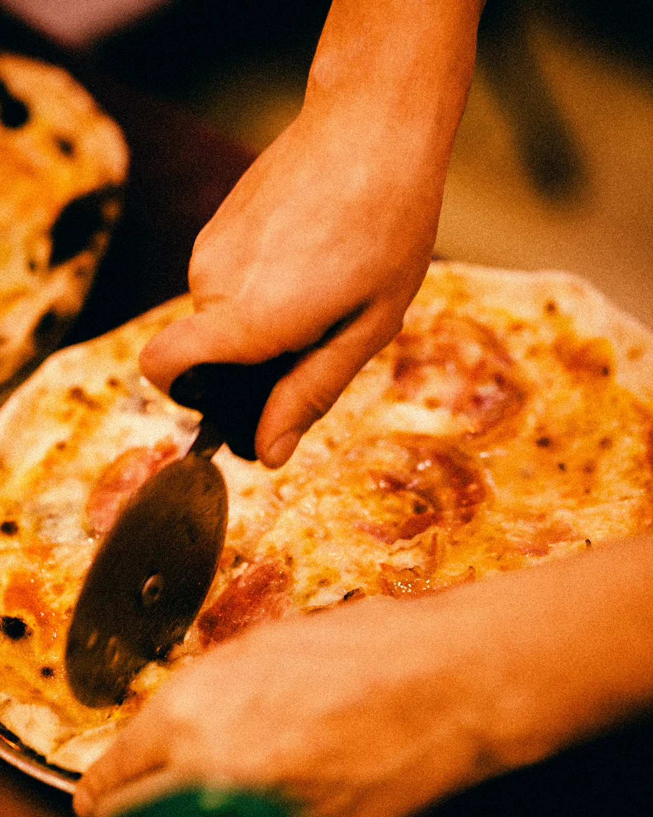Pizza coupée à la roulette