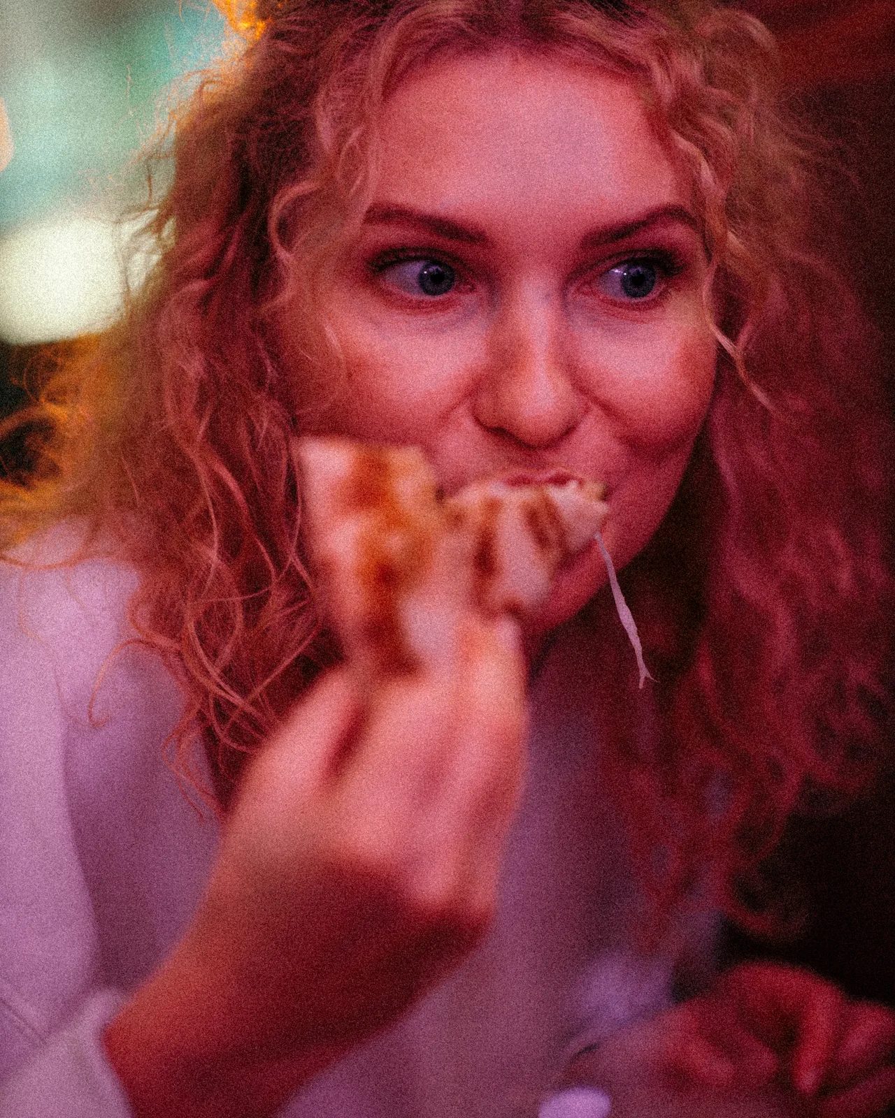 Une cliente goûte une part de pizza