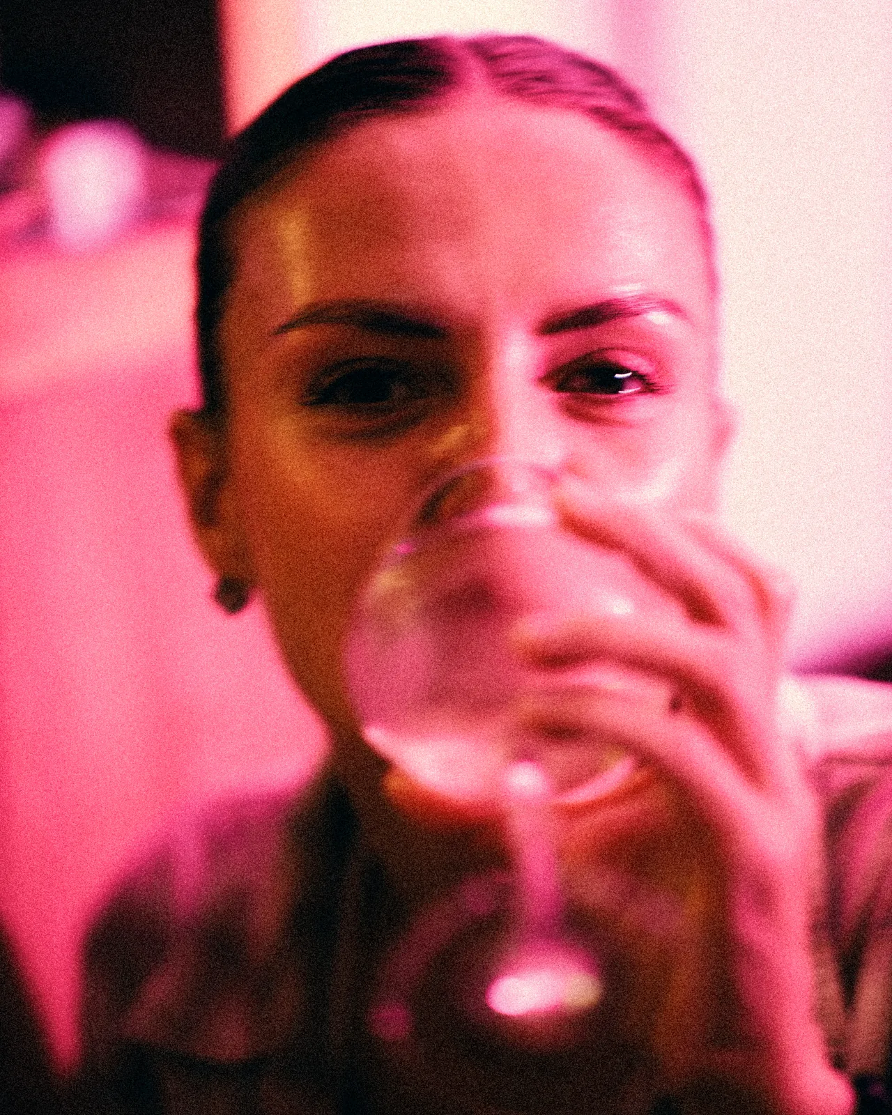 Une cliente, un verre de vin à la main