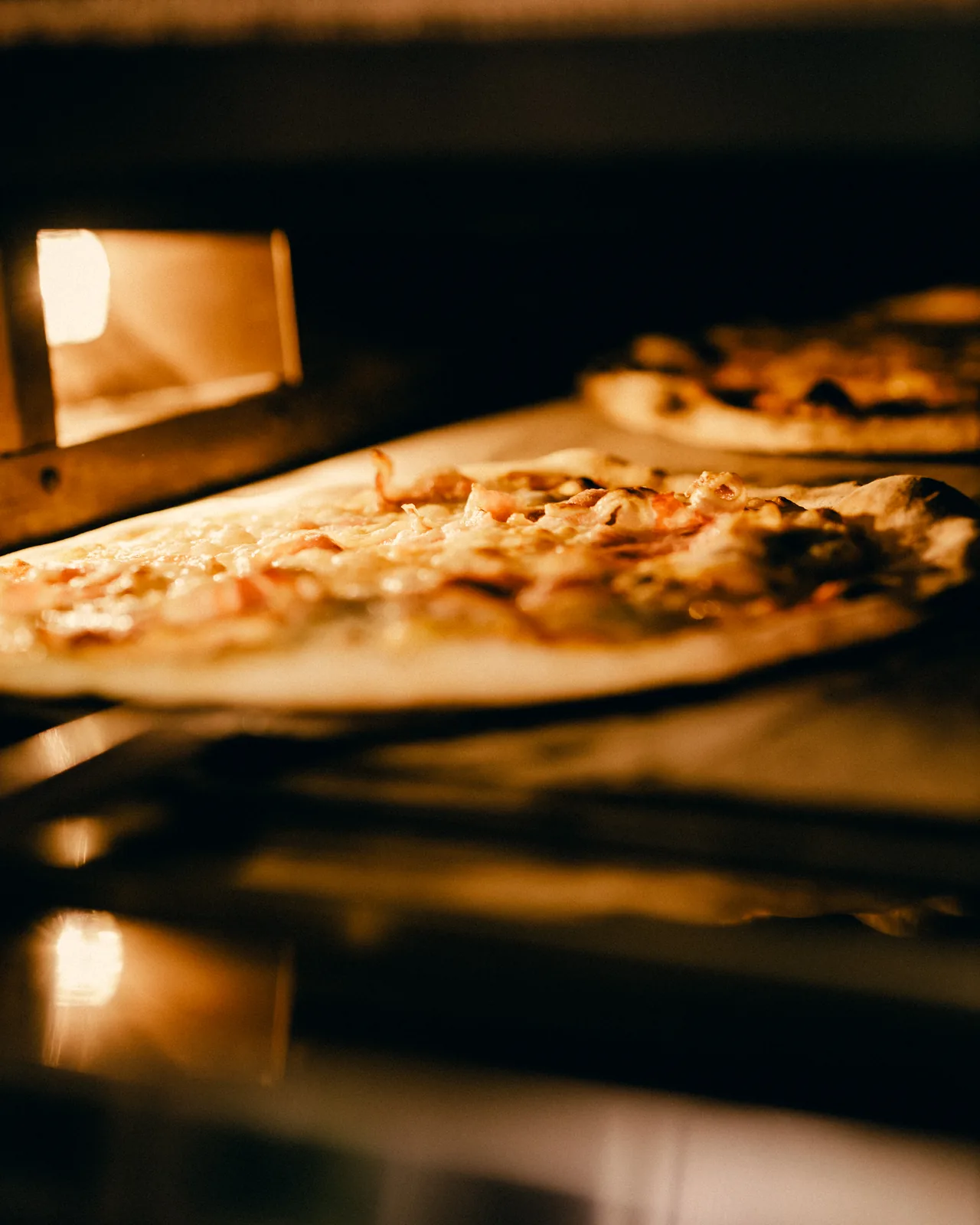 Pizza en cuisson dans le four