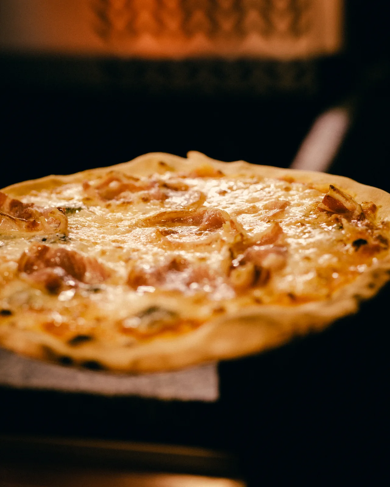 Pizza au jambon cru à la sortie du four