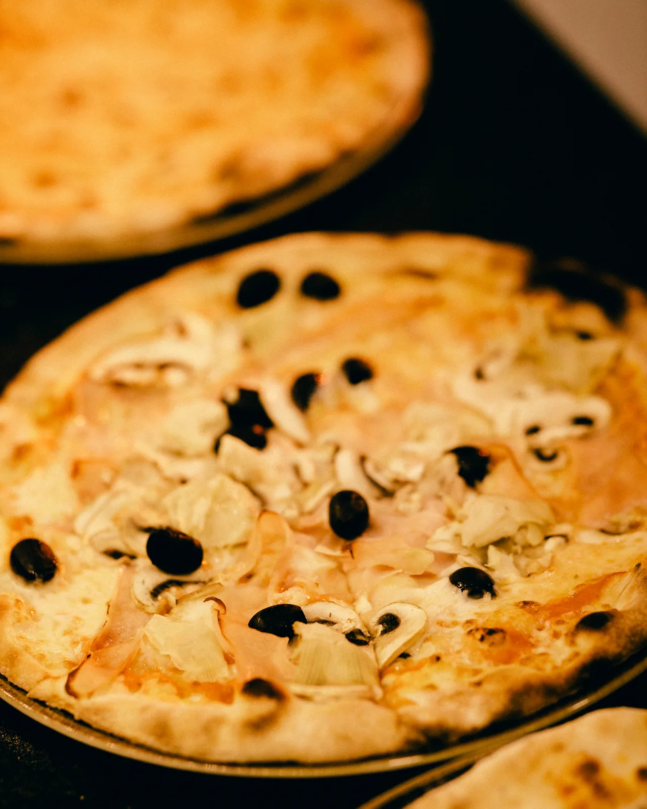 Pizza aux olives, champignons et jambon