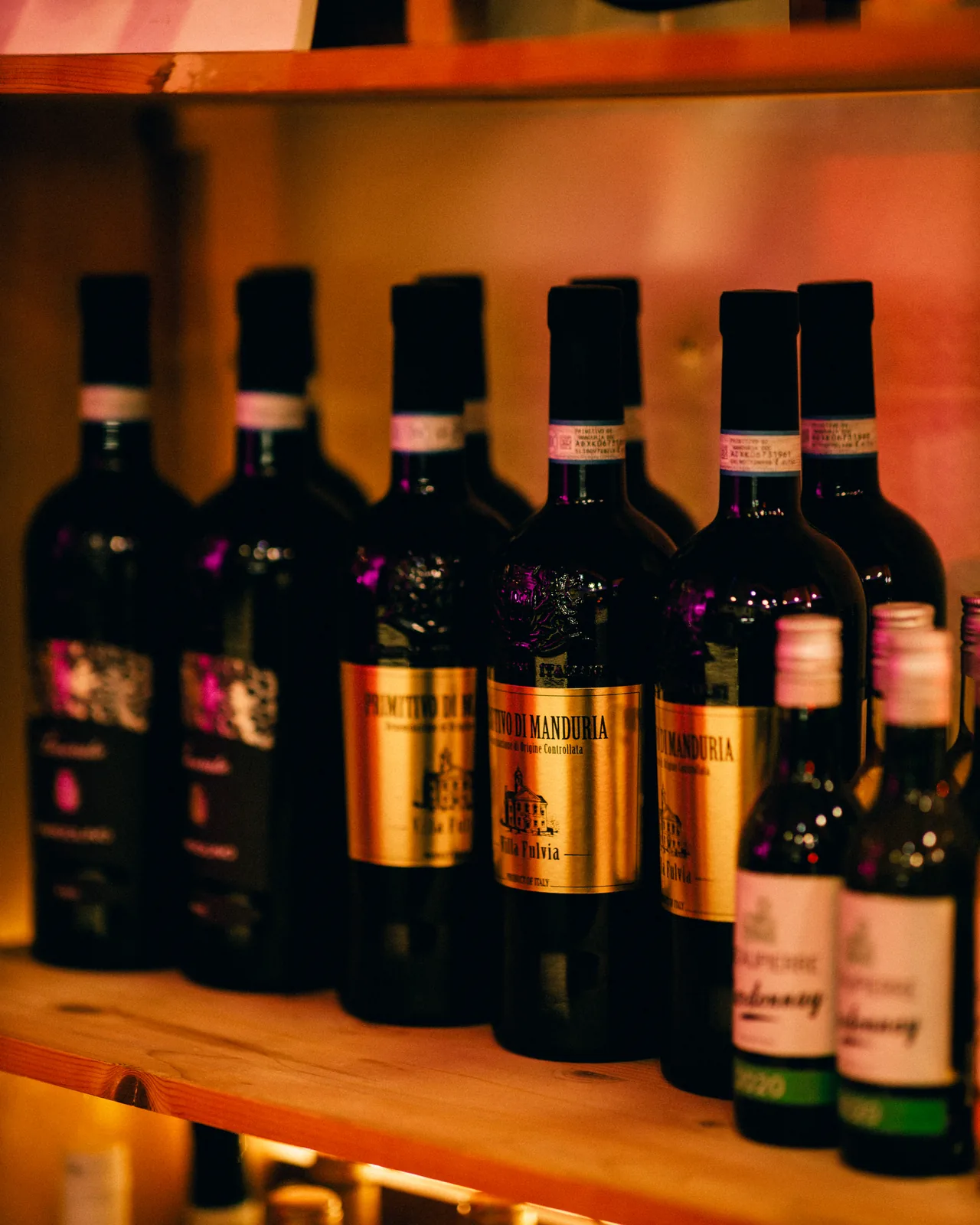Bouteilles de vin italien sur l'étagère