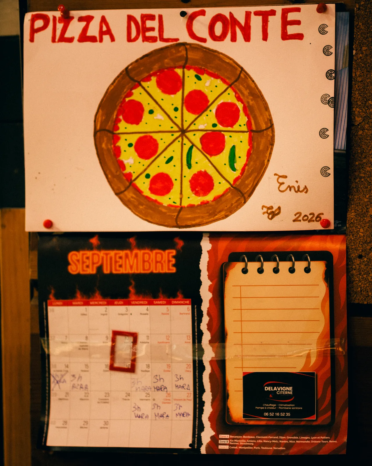 Dessin « Pizza Del Conte » affiché au mur