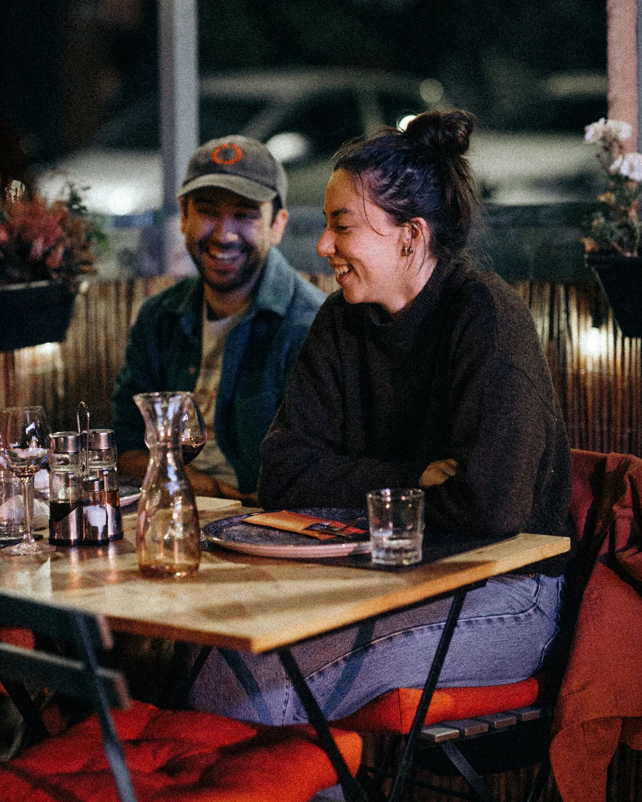 Deux clients rient en terrasse